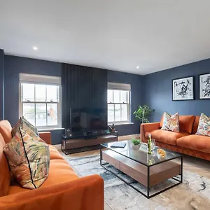 Elliot Oliver - Luxury Three Bedroom Town Centre With Parking Apartment Cheltenham