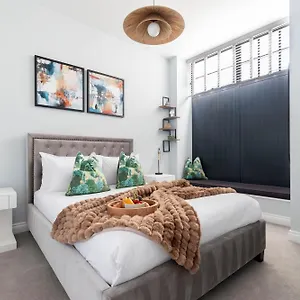 Elliot Oliver - Stylish 2 Bedroom Town Centre Apartment Cheltenham